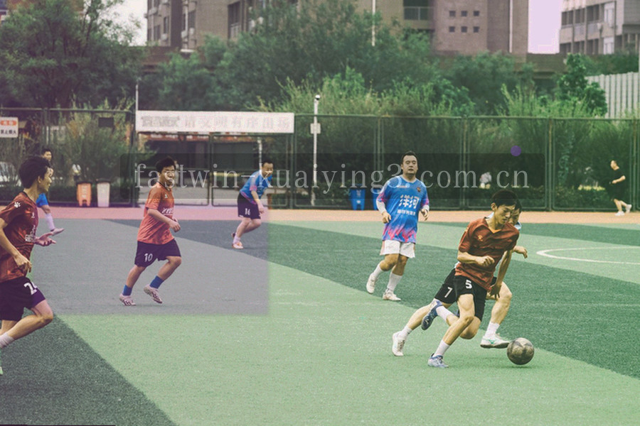 充电与数据接口的抽象特写，暗色底上高光勾边，呼应换设备后的连接与对照场景